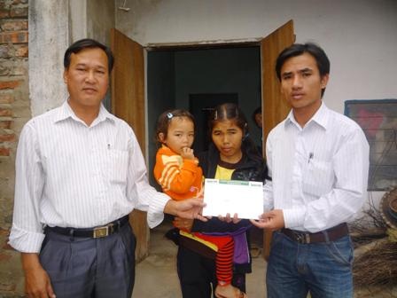 Chị Nguyễn Thị Lụa nhận quà bạn đọc - 2